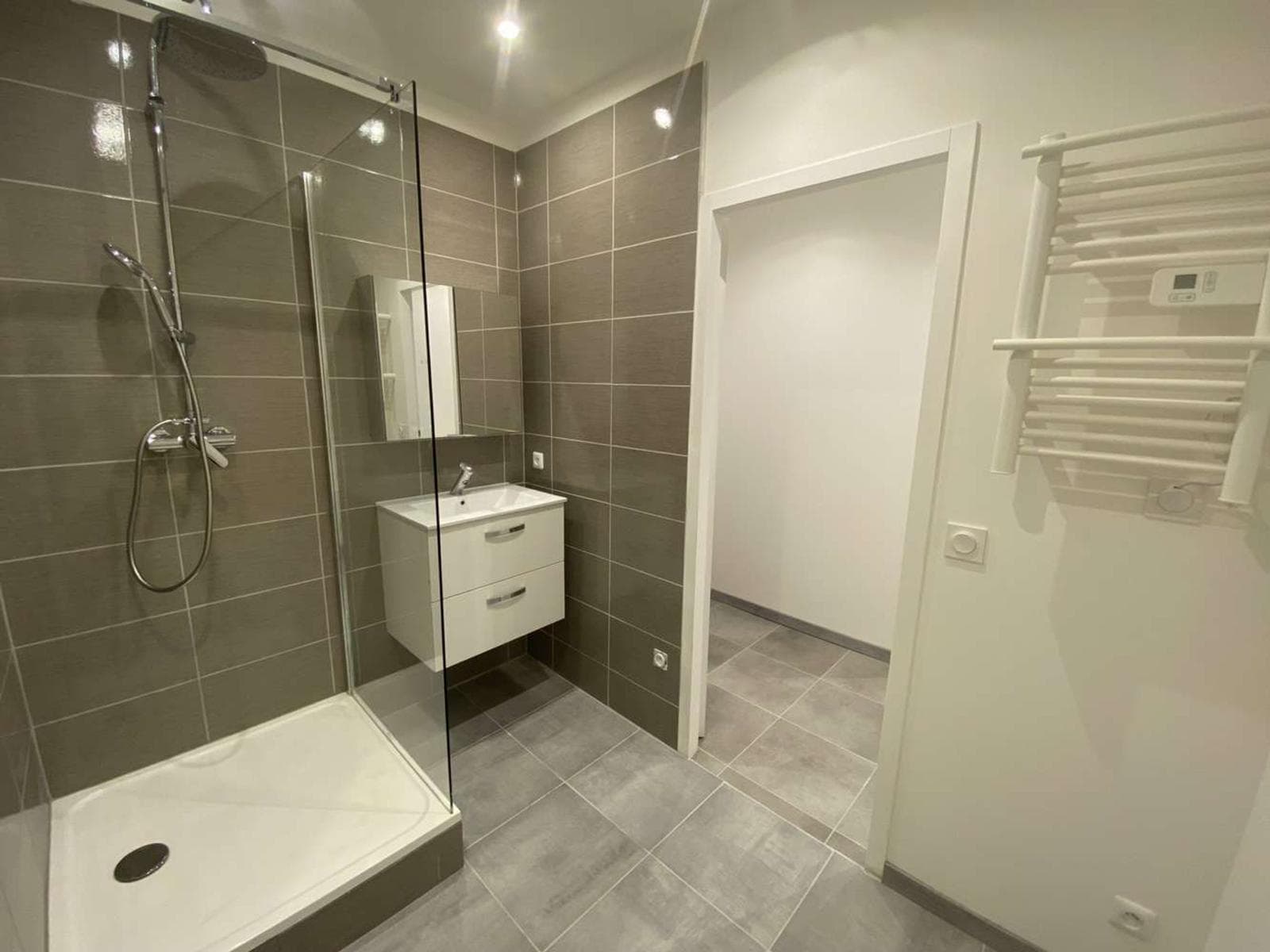 Salle de bain rénovée par Dadi Services